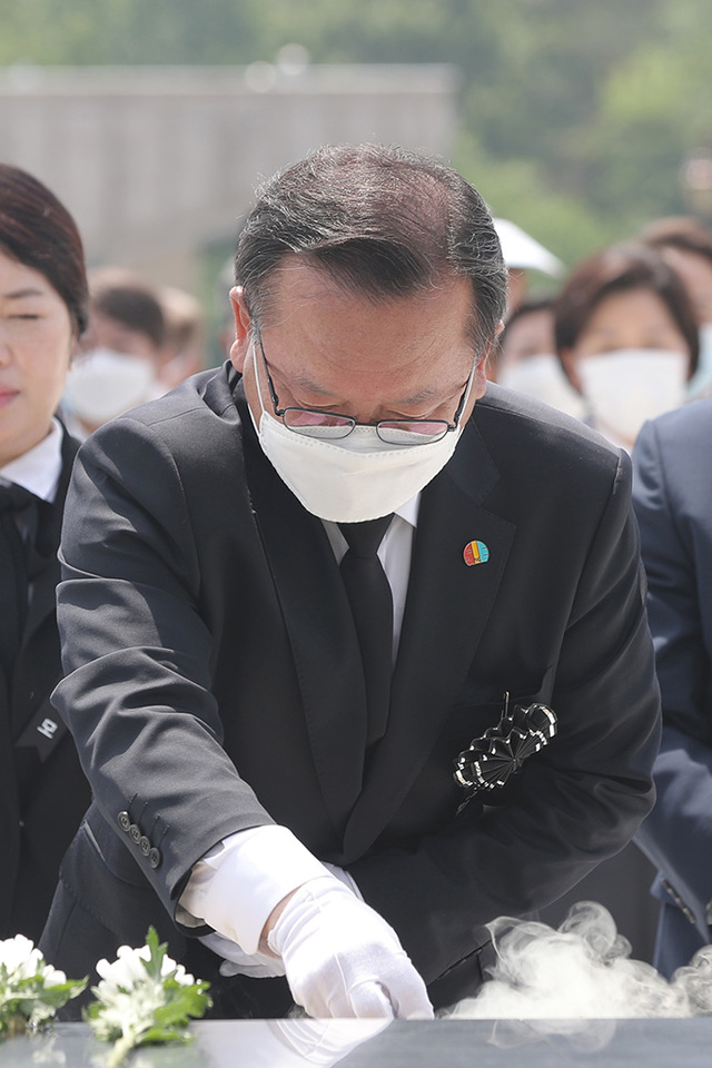 17일 오전 광주광역시 북구 국립 5·18민주묘지에서 더불어민주당 김부겸 의원이 분향하고 있다.   /연합뉴스