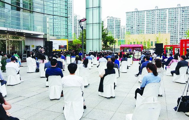 지난 16일 대구오페라하우스 야외광장에서 코로나19 확산 방지를 위한 ‘사회적 거리두기’ 이후 처음으로 관중이 있는 공연이 개최되고 있다. /대구시 제공