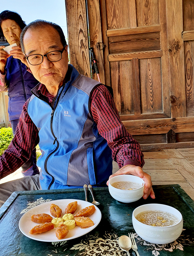 갈암의 12대 종부 김호진(73), 종손 이원흥(76)씨와 식혜, 다식.
