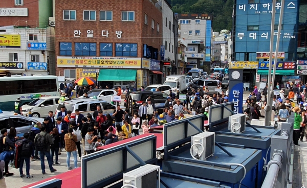 썬플라워호가 입항할 때 도동시가지 모습 차량과 사람이 뒤엉켜 있다.