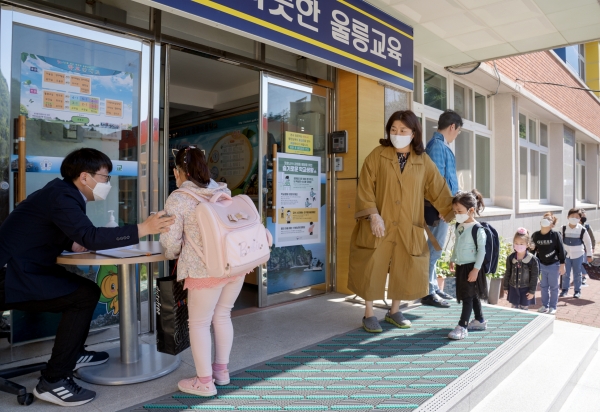 교실에 들어가기전 발열검사를 하고 있다.