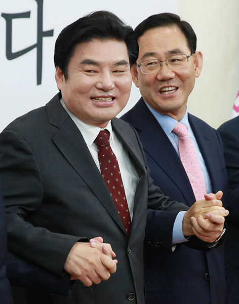 미래통합당 주호영(오른쪽) 원내대표와 미래한국당 원유철 대표가 28일 오전 서울 여의도 국회에서 열린 미래통합당-미래한국당 합당 선포식에서 손을 잡고 있다.  /연합뉴스
