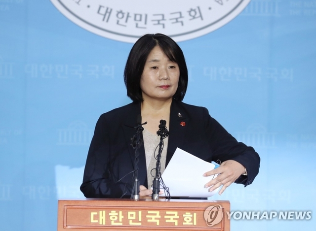 더불어민주당 윤미향 당선인이 29일 오후 서울 여의도 국회 소통관에서 정의기억연대(정의연) 활동 기간에 불거진 부정 의혹 등에 대한 해명 기자회견을 하고 있다.
