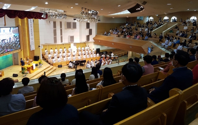 주일예배 드리는 포항중앙교회 교인들.