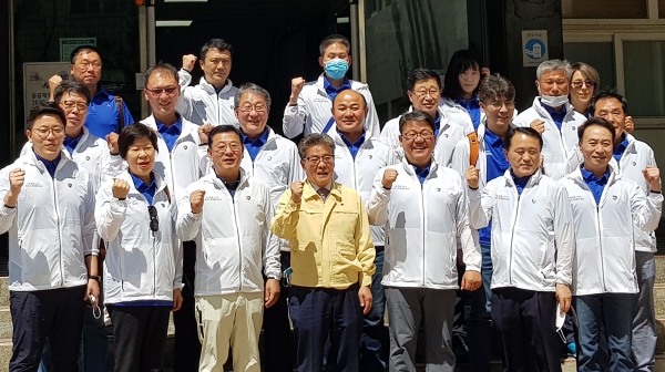 서울특별시의회 독도수호특별위원들이 울릉군청을 방문 김병수 울릉군수와 기념촬영을 했다.