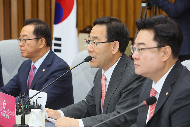 통합당 주호영 원내대표가 2일 국회에서 열린 원내대책회의에서 발언하고 있다.   /연합뉴스