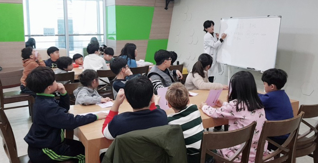 최무선과학관을 찾은 어린이들.