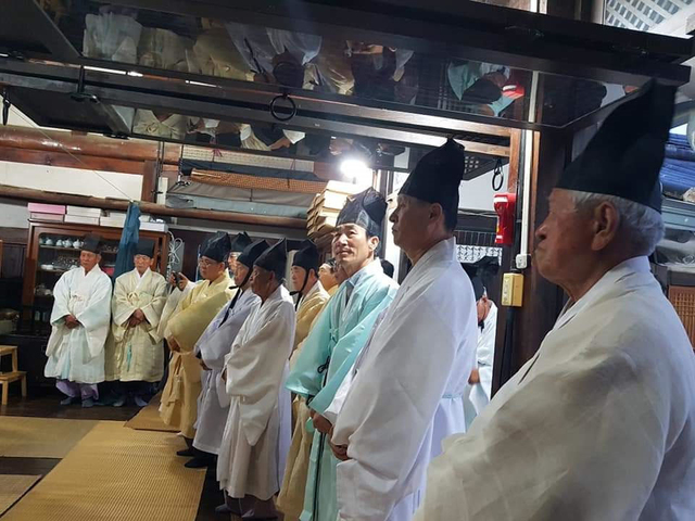 초헌관으로 참석한 학봉 초상화 그린 화가 김호석(오른쪽에서 두번째).