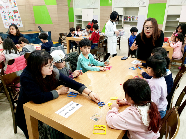 최무선과학관에서 즐거운 시간을 보내는 어린이들.