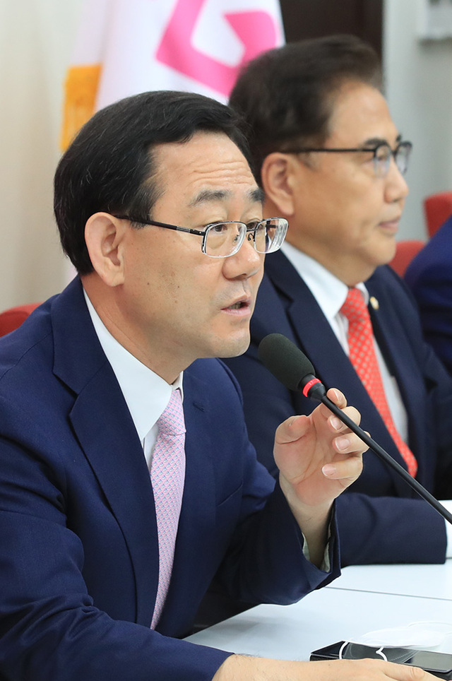 미래통합당 주호영 원내대표가 10일 긴급안보간담회에서 발언하고 있다.   /연합뉴스