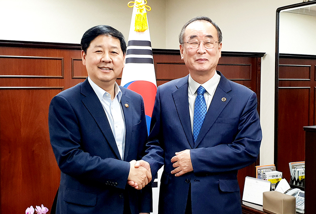 지난달 28일 국비확보를 위해 국무조정실을 방문한 장세용 구미시장. /구미시 제공