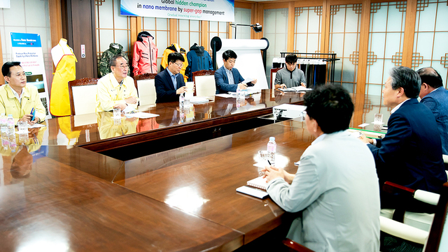 지역 기업체와 소통하고 있는 장세용 구미시장. /구미시 제공