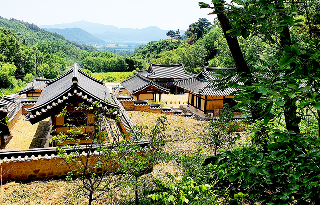뒤에서 본 사빈서원.