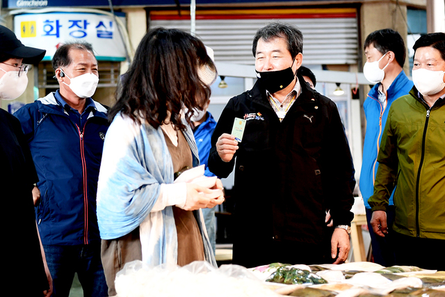 김천사랑카드를 사용하는 김충섭 시장.