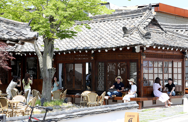 한옥을 개조한 카페에서 젊은이들이 옛 정취와 낭만을 함께 즐기고 있다. /이용선기자