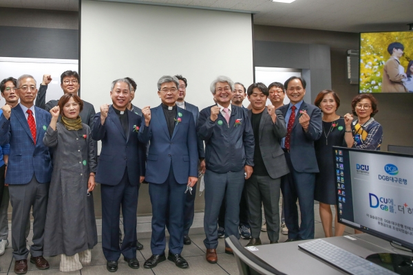 DGB대구은행 핀테크 전용 실습실 오픈식 참가자들이 기념촬영을 하고 있다.