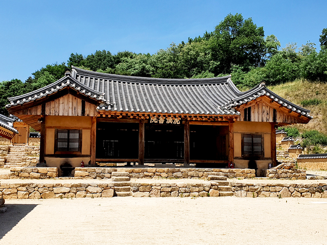 옮겨온 호계서원 강당, 이 건물만 옛것.
