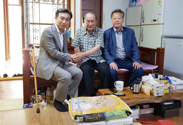 김 지부장인 정원도 독도의용수비대원 가정을 방문 위문품을 전달했다,
