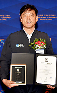 ‘2020 대한민국 대표브랜드 시상식’에 참석한 윤경희 군수.