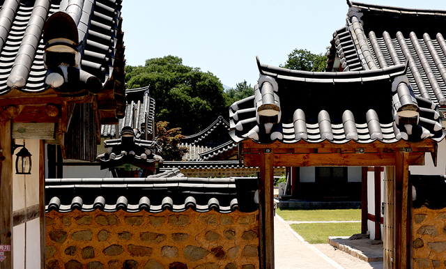 경주 향교 입구에서 바라본 모습. 교촌마을에서는 기와지붕이 중첩되는 고풍스러운 풍경을 쉽게 접할 수 있다.