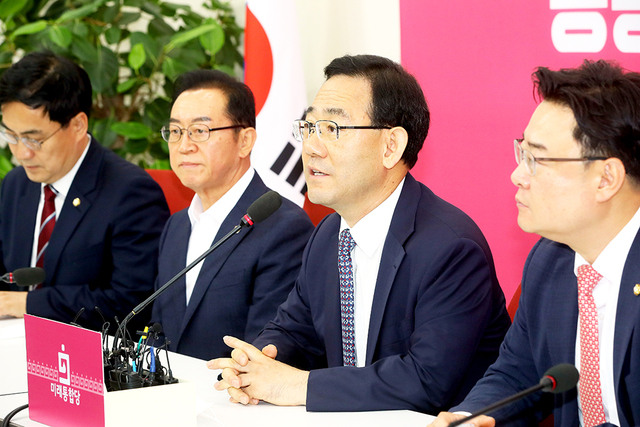 미래통합당 주호영 원내대표가 29일 국회에서 국회의장과 여야 원내대표단 간 개원 협상이 결렬된 후 기자간담회를 열고 있다.  /연합뉴스