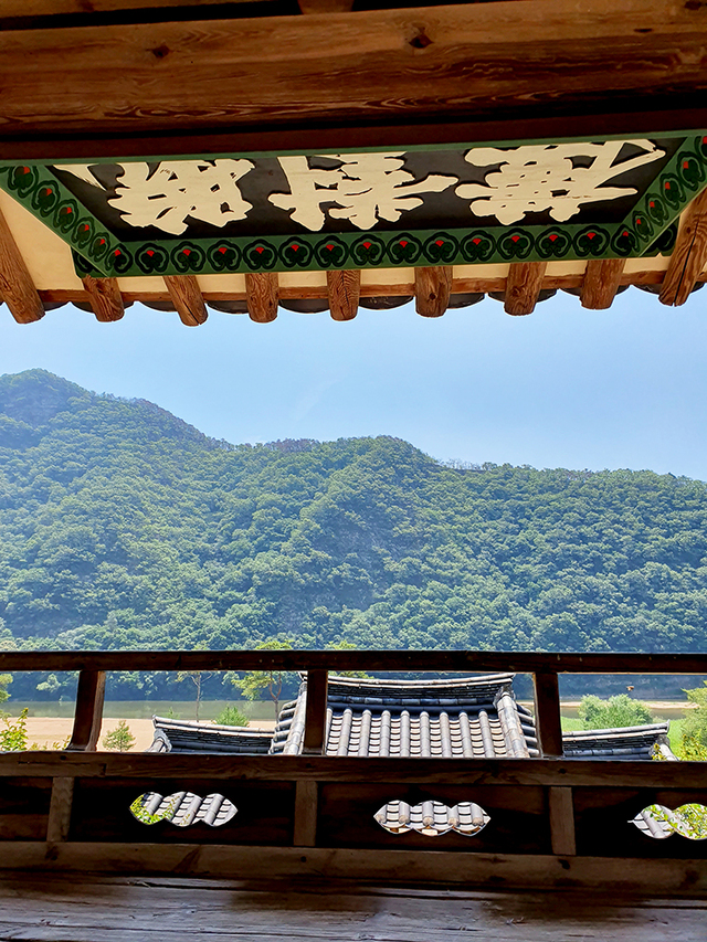 만대루서 바라본 병산과 낙동강.