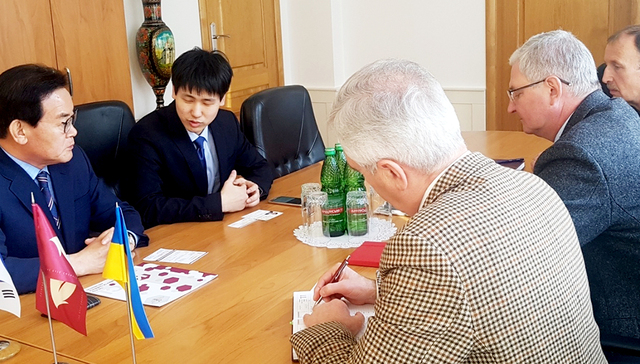 ◀현지 바이어와 상담중인 백선기 칠곡군수.