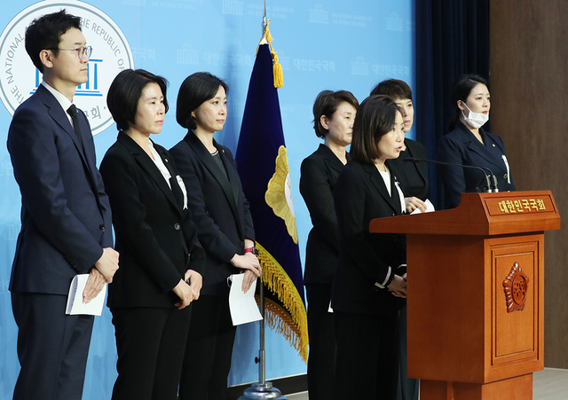 미래통합당 전주혜 의원 등이 12일 오후 서울 여의도 국회 소통관에서 기자회견을 열고 고 박원순 서울시장 성추행 의혹 고소인에 대한 신상털기 등 2차 가해 중단을 촉구하고 있다. /연합뉴스