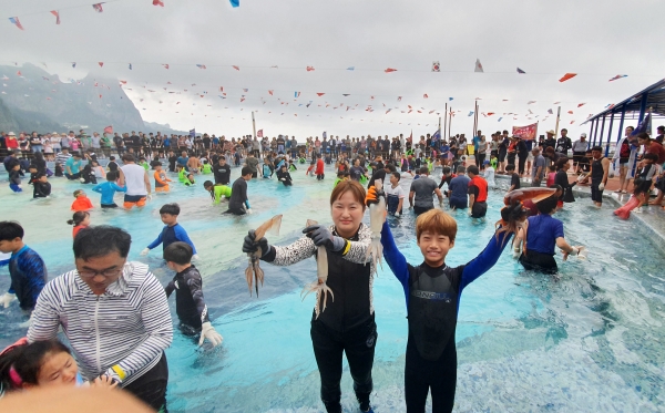 울릉도 유일의 특산물 축제인 오징어축제 맨손으로 오징어 잡기