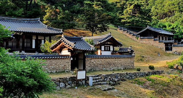 오른쪽에서 본 청성서원.