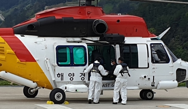 동해해경청 헬기가 울릉도에서 발생한 응급환자를 후송했다. /자료사진