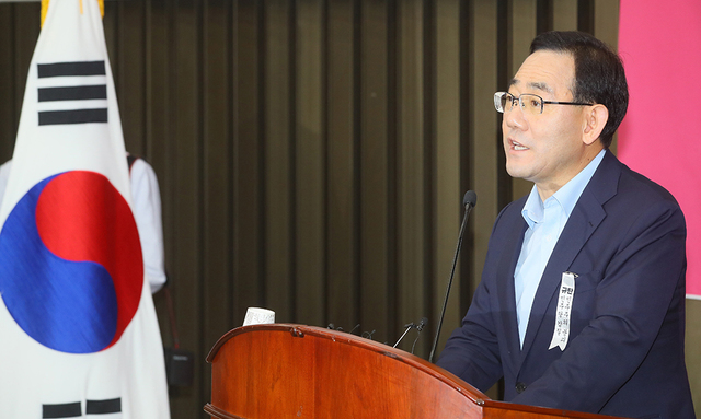 미래통합당 주호영 원내대표가 15일 국회에서 열린 의원총회에서 발언하고 있다. /연합뉴스