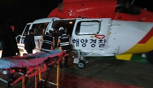 동해해경청 양양항공대헬기가 울릉도에 발생한 응급환자 2명을 야간에 육지 종합병원으로 이송했다. /자료사진