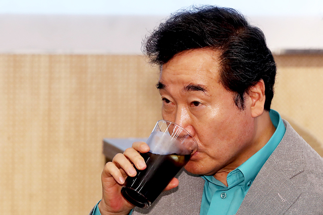 더불어민주당 이낙연 의원이 19일 오후 서울 종로구 한 빌딩에서 열린 종로 지역위원회 상무위원회의에서 음료를 마시고 있다.  /연합뉴스
