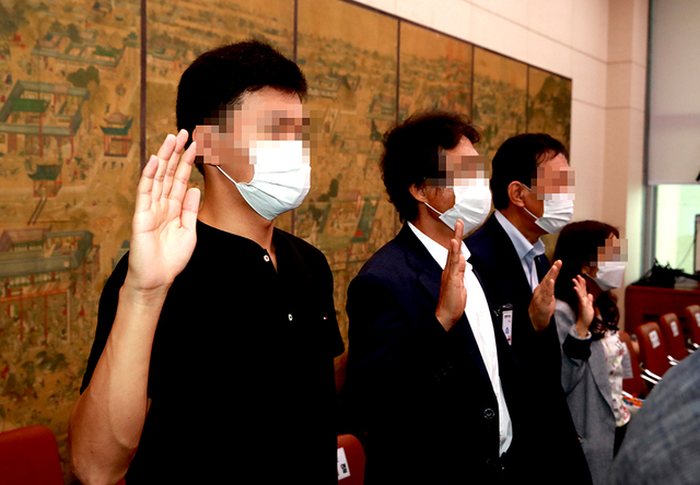 경주시청 철인3종경기팀의 김도환 선수가 22일 국회 청문회에서 선서하고 있다.  /연합뉴스