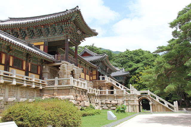 화려함과 절제를 동시에 간직한 불국사의 풍경.