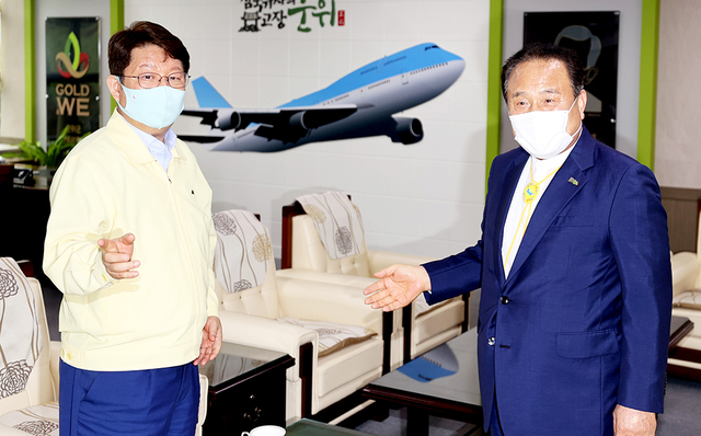 29일 오후 권영진 대구시장(왼쪽)이 정경두 국방부장관과 신공항 관련 면담을 마치고 군청으로 돌아온 김영만 군위군수를 만나고 있다.  /이용선기자 photokid@kbmaeil.com