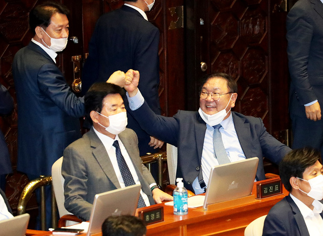 30일 오후 국회 본회의에서 전월세상한제와 계약갱신청구권을 도입하는 내용의 주택임대차보호법이 통과되자 더불어민주당 김태년 원내대표가 의원들과 기뻐하고 있다.   /연합뉴스