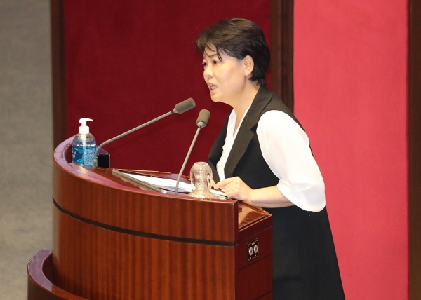 미래통합당 윤희숙 의원이 지난달 30일 국회 본회의에서 전월세상한제와 계약갱신청구권을 도입하는 내용의 주택임대차보호법 등이 통과된 뒤 5분 자유발언을 통해 우려를 표명하고 있다.    /연합뉴스