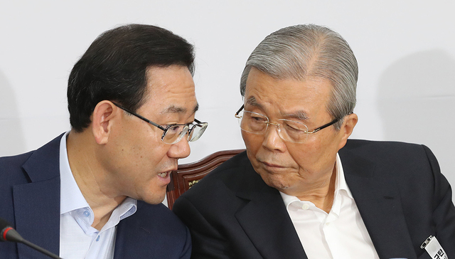 미래통합당 김종인 비상대책위원장과 주호영 원내대표가 3일 오전 서울 여의도 국회에서 열린 비상대책위원회의에서 이야기를 하고 있다.  /연합뉴스