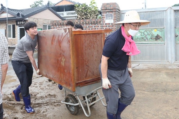 11일 오전 전남 구례군 문척면 구성마을에서 미래통합당 주호영 원내대표가 마을회관에 남아있는 침수 피해 폐기물을 옮기고 있다.  /연합뉴스