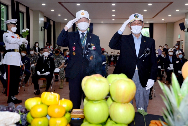 6·25전쟁 당시 포항에서 전투를 벌인 학도의용군을 기리는 제64회 전몰학도의용군 추념식이 11일 오전 학도의용군 전승기념관에서 열렸다. 생존 학도의용군들이 전우의 넋을 기리고 있다.  /이용선기자 photokid@kbmaeil.com