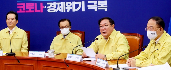 더불어민주당 김태년 원내대표가 12일 국회에서 열린 고위당정협의회에서 발언하고 있다. 왼쪽부터 정세균 총리, 이해찬 대표, 김태년, 홍남기 경제부총리.   /연합뉴스