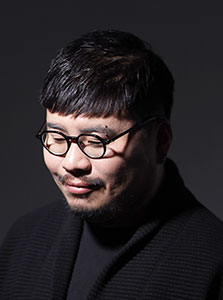 강백수세상을 깊이 있게 바라보는 싱어송라이터이자 시인. 원고지와 오선지를 넘나들며 우리 시대를 탐구 중이다.
