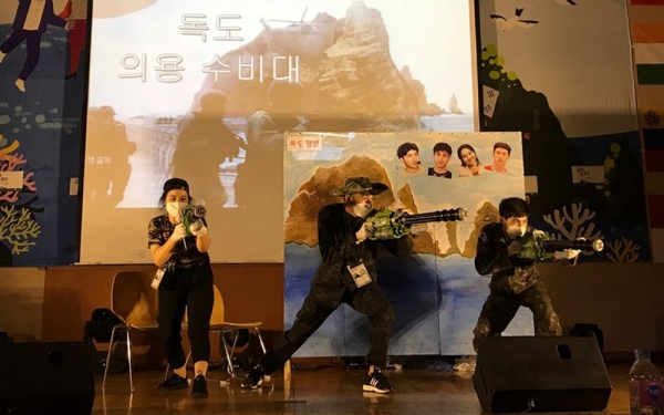 최우수상을 차자한 우즈베키스탄 ‘독도청년’ 팀의 독도의용수비대 활약상 열연 /독도재단제공