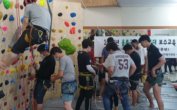울릉한마음회관 실내 클라이밍센터에서 기본 교육