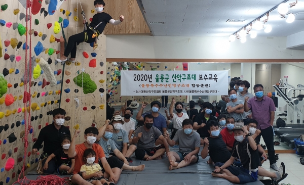 울릉한마음회관 실내 클라이밍센터에서 기본훈련 실내 훈련에서는 마스크를 착용 코로나19 감염에 대비했다.