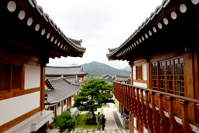 황남동에서 영업 중인 한옥형 호텔 황남관의 모습. 황남동에서는 신축 한옥 건물과 기존 한옥의 기와지붕이 중첩되는 모습을 쉽게 찾아볼 수 있다.