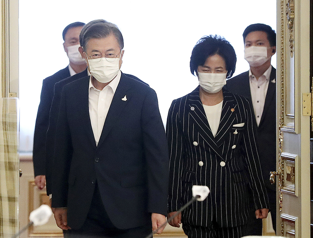 문재인 대통령과 추미애 법무부 장관이 21일 오후 청와대에서 열린 제2차 국정원·검찰·경찰 개혁 전략회의에 참석하고 있다.  /연합뉴스