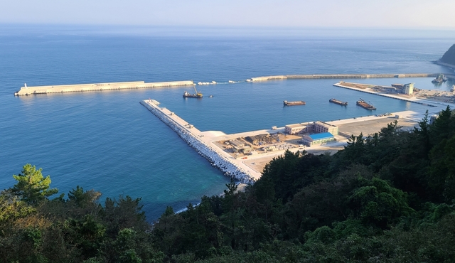 제9호태풍 '마이삭'의 강타로 전도된 울릉(사동)항 동방파제 전경